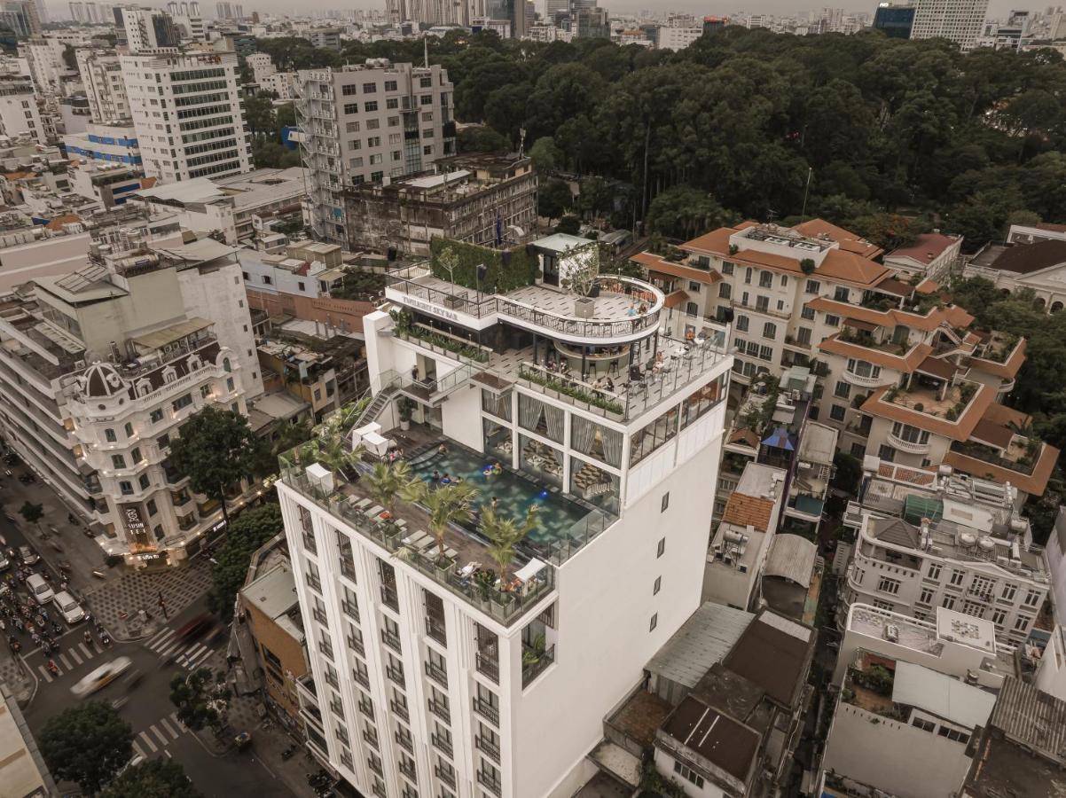 La Siesta Premium Saigon Hotel Ho Şi Min Exterior foto The hotel's rooftop pool