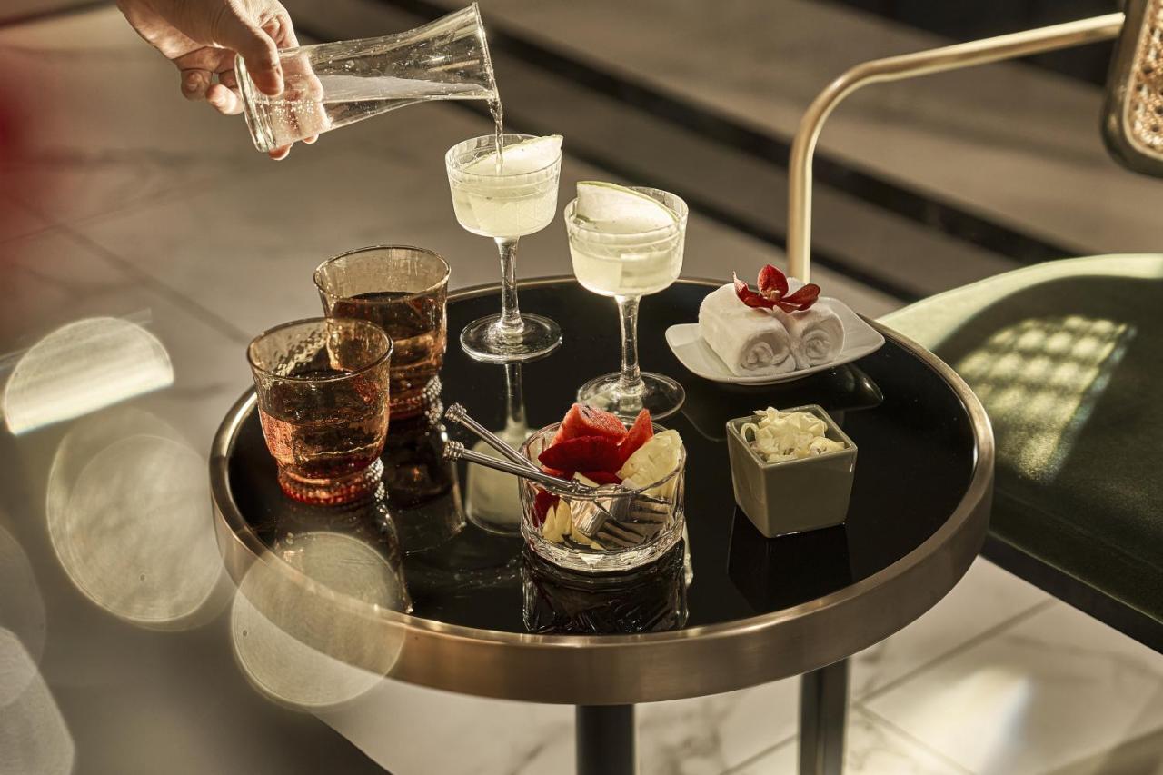 La Siesta Premium Saigon Hotel Ho Şi Min Exterior foto A tray of drinks