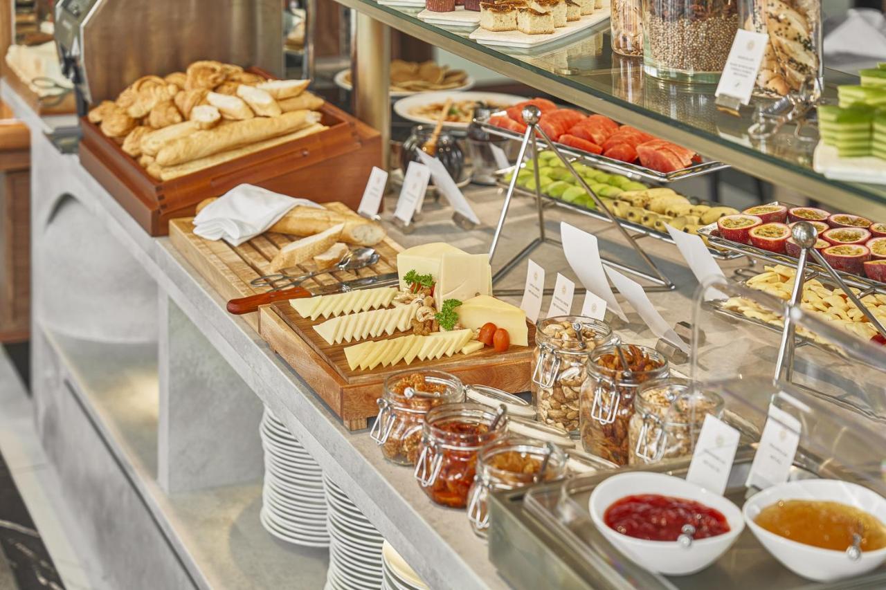 La Siesta Premium Saigon Hotel Ho Şi Min Exterior foto A cheese platter